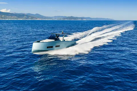 Pardo 43 running at speed off the coast with a long white wake