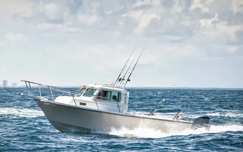 Parker 2320 Sport Cabin running in profile with rod holders on the cabin top