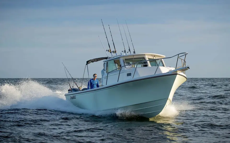 Parker 2820 XLD Sport Cabin running at speed seen from the bow quarter