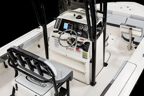 Robalo 226 Cayman center console helm with Simrad display, wheel and leaning post