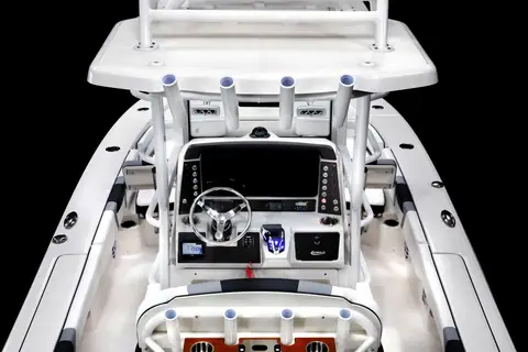 Robalo 246 Cayman SD console with large display, wheel and rod holders under the tower