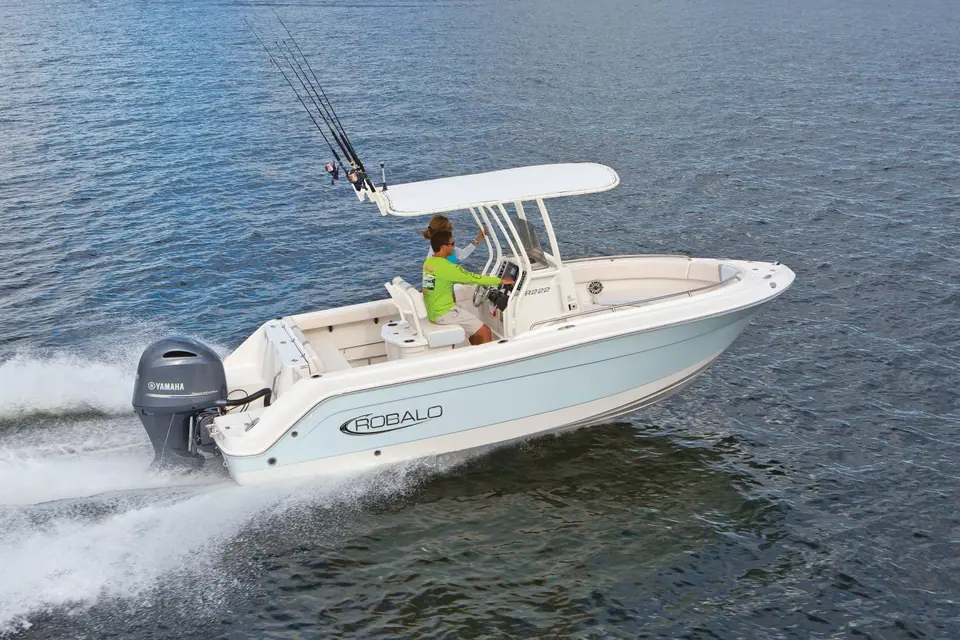 Robalo R222 seen from above running at speed on a single Yamaha outboard