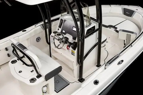 Robalo R222 console helm with wheel, display and forward console seat