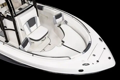 Robalo R222 bow with wraparound seating and a forward console lounge