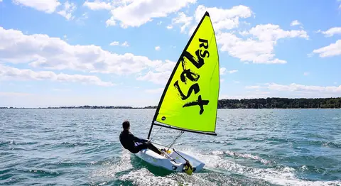 RS Zest sailing upwind singlehanded with the lime green sail sheeted in