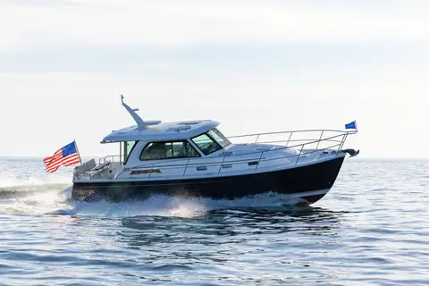 Sabre 38 Salon Express running at speed with its navy hull and downeast style hardtop