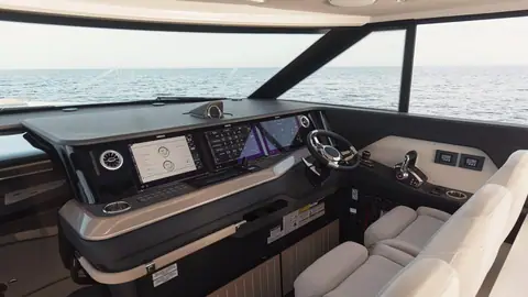 Helm station of the Saxdor 460 GTC with twin screens and a bolster seat