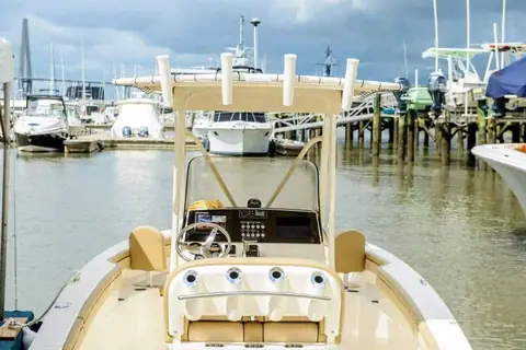 Console, T top and leaning post of the Scout 215 XSF seen from the bow