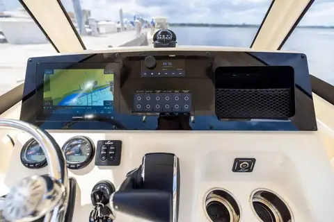 Helm of the Scout 215 XSF with a multifunction display and stainless wheel