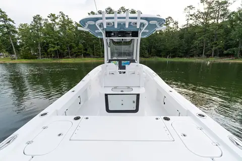 Bow casting deck and console of the Sea Hunt BX28