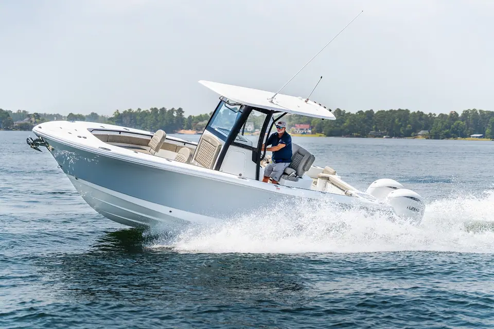 Sea Hunt Gamefish 25 center console at speed from the bow quarter