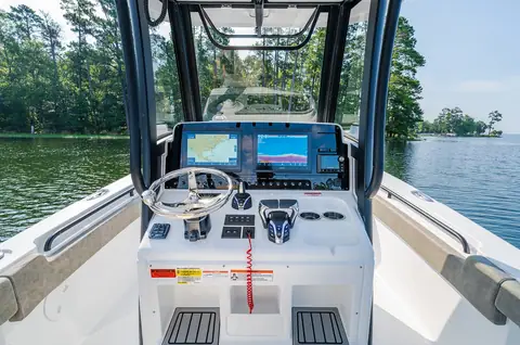 Helm of the Sea Hunt Gamefish 25 with twin displays under the T top