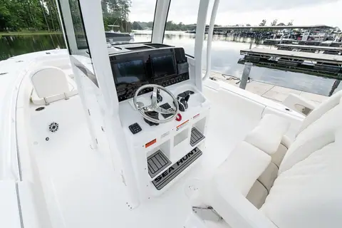 Helm of the Sea Hunt Gamefish 27FS with a flush mounted display