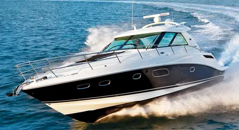 Sea Ray 450 Sundancer cruising from the bow quarter with a black hull