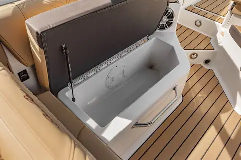 Integrated cockpit cooler under the seating of the Sea Ray SDX 270