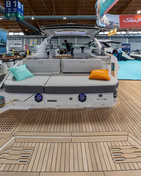 Swim platform and aft lounge of a Sea Ray SLX 400
