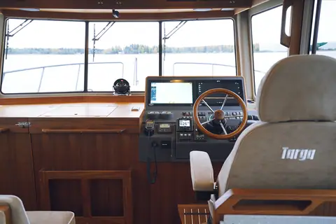 Targa 41 helm station with a wooden wheel, twin displays and a Targa branded pilot seat