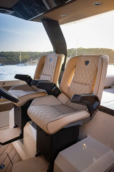 Wajer 38 S helm seats in tan leather under the carbon T top