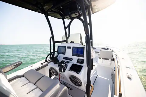 Yellowfin 26 Hybrid helm console with two displays under the T top and a leaning post